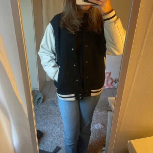 Baseballjacka - Säljer denna fina baseballjacka/collegejacka!! Köpt på H&M för något år sedan men använd ganska sällan. 