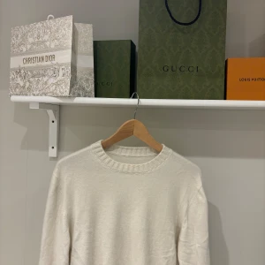 Cashmere tröja gran sasso  - Hej säljer min tvär feta gran sasso tröja i storlek 48 vilket motsvarar s-m. Tröjan är köpt på störms för 5000 kr den är i 9/10 skick knappt använd enda flawn är att tagen har lossnat men man kan sy fast relativt enkelt om man nu skulle vilja de. 