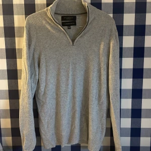 Cashmere tröja - Säljer min absolut favorit tröja eftersom den e för liten! Märket heter Paul Costelloe och är ett exclusivt Engelskt lyxmärke! Storlek S true to size