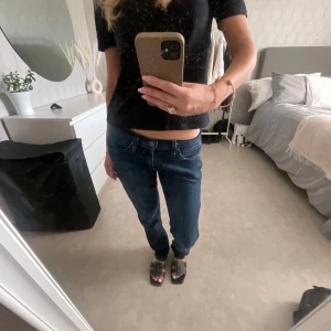 Levis jeans  - Straighta Levis jeans som inte kommer till användning, vet tyvärr inte storlek men skulle säga att dem passar xs - m beroende hur man vill att dem ska sitta. Jag är vanligtvis S 