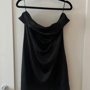 Svart bandeauklänning - Jättefin klänning utan band. Helt oanvänd och lapp kvar! I storlek 40. Nypris 399 och jag säljer för 300kr 💘