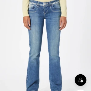Ltb jeans  - De är lite mörkare irl men skit snygga i storlek 26/34 och passar mig som är 172 och sitter bra i midjan. Skriv för mer info och bilder ❤️de är modellen valarie 