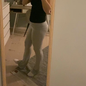 Yoga pants  - Superfina gråa yoga pants men säljer då jag inte känner mig så bekväm i dem då dem inte sitter som jag vill på mig❣️ dem är i ett Såå skönt material. Tror dem kostar 150kr nya o dem är iprincip oanvända! 