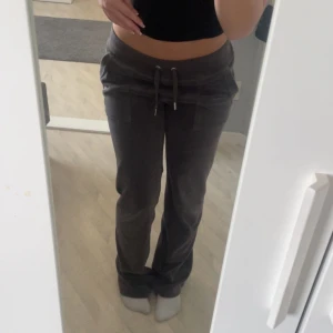 Juicy couture byxor - Juicy couture byxor, mörkgråa, bra skick, använda en del, skriv för mer bilder, pris går att diskuteras❤️