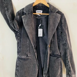 Manchesterkavaj - Väldigt fin, helt oanvänd manchesterkavaj från Weekday. Något insvängd modell, går ner över rumpan. Stl 42. Nypris 800kr, etiketten kvar. Säljes för 200kr.