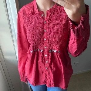 Odd molly blus - Röd odd molly blus🥰 Tveka inte att höra av dig vid intresse!!💕