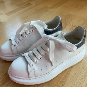 Alexander McQueen skor  - Säljer mina Alexander McQueen då de inte kommer till användning längre. Använt ett fåtal gånger så därför i bra skick. Storlek 39,5 men passar mellan 39-40