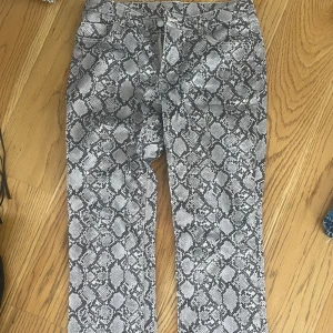 Ormskinn byxor - Sjukt snygga ormskinns byxor, storlek 38 passar mig som är 170❣️ Raka/ lite bootcut, sitter så snyggt 🌼 