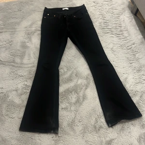 Svarta bootcut jeans  - Svarta bootcut jeans från Gina tricot. Nypris 499kr. 