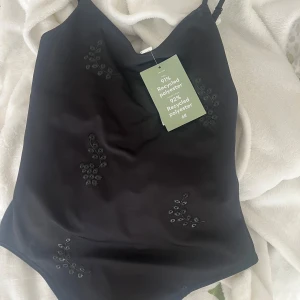 Hm body  - Svart body från hm som aldrig är använd med prislapp på. Storlek xs men kommer inte till användning. Skitcoola detaljer. Skriv för frågor, pris kan diskuteras ❤️