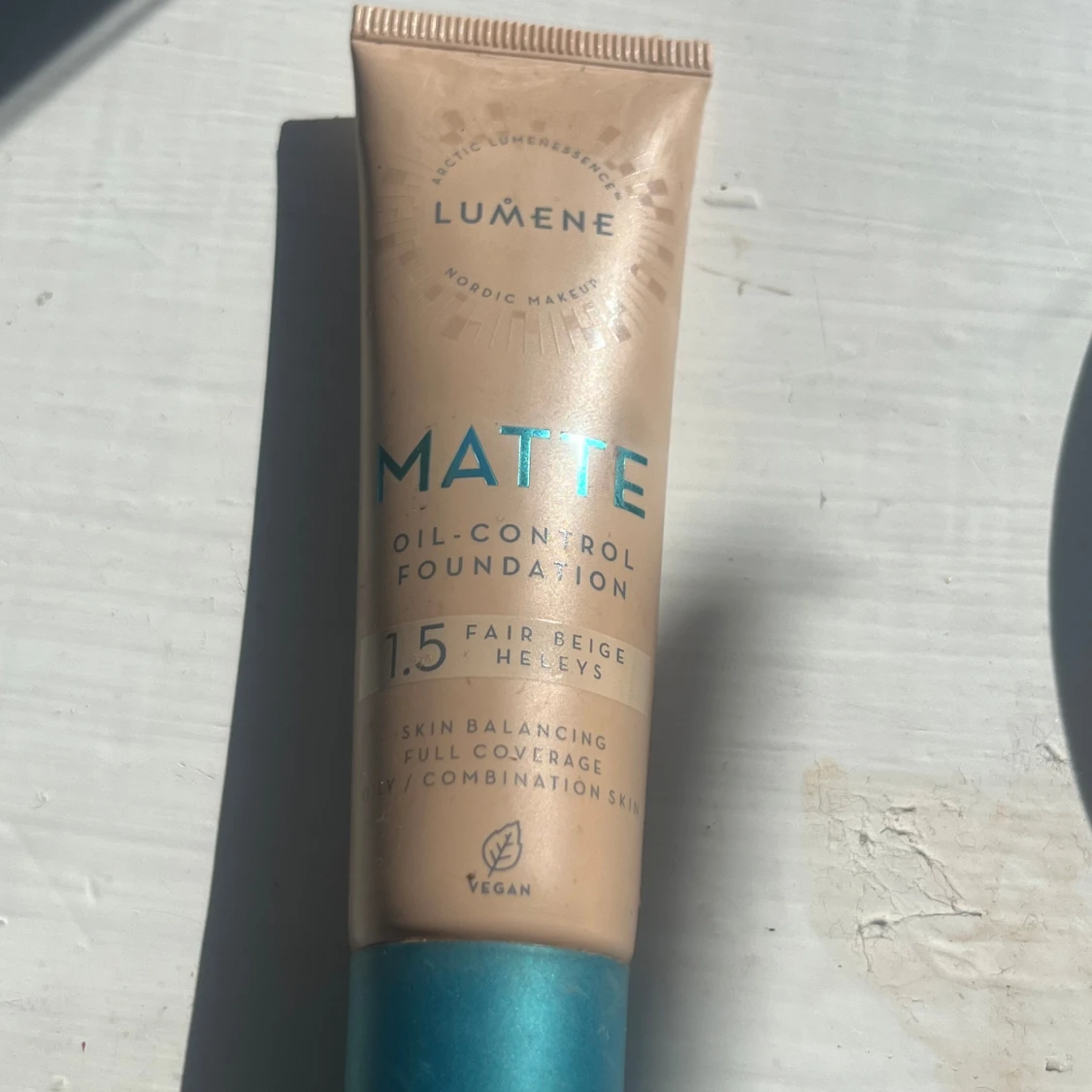 Lumene matte foundation färg 1.5 fair beige