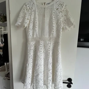 Spets klänning med korta ärmar - Super fin studentklänning. Köpte den för att ha som extra men kom aldrig till användning. Inga defekter då den inte är använd! Från bubbelroom i storlek 38!  Nypris: 999kr