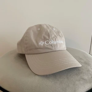 Beige keps  - Beige keps från Columbia i mycket bra skick. Endast använd en gång 