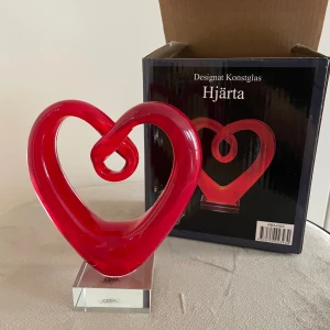 Designat konstglas hjärta  - Designat konstglas hjärta i nyskick. 
