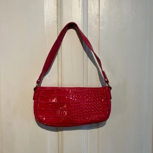 Rosa handväska - Söt liten väska som aldrig används, glansigt material. Köparen står för frakten <3