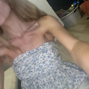 Söt peplum topp. - Söt peplum topp från Hm. Vit med små söta blåa blommor på. Jätte fin💙