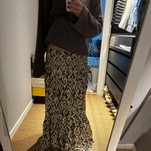Lång kjol från zara  - Såå fin lång maxi kjol från zara som är helt slutsåld. Perfekt med en stickad tröja eller en fin blus. Kjolen är lågmidjad och har ett super fint mönster. Storlek xs men passar även s och m då den är väldigt stretchig.