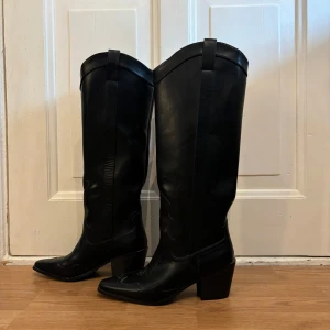 Knähöga stövlar, cowboy - Sååå snygga stövlar som tyvärr är för stora för mig. använder därav aldrig och endast testade hemma. Storlek 40, köparen står för frakten!<3