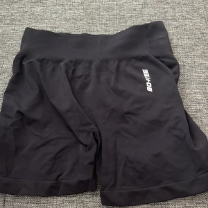 tränings shorts med scrunch  - mycket scrunch 