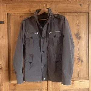 Fieldjacket - Säljer denna feta fieldjacket från märket riley, storlek 50 motsvarar ungefär M. Riktigt snygg och i prima skick. Kom privat för frågor😀