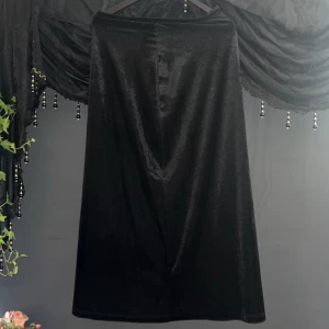 Velvet Midikjol - Denna fina kjol köpte jag på second hand. Den är i bra skick, den är inte sönder man kan se att den är använd 