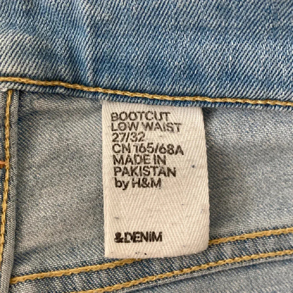 Skit snygga low waist ljus blåa jeans i storlek 27/32❤️ midjemåttet är 36 och innerbenslängd 76!!. Jeans & Byxor.