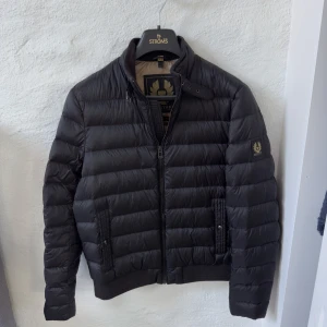 Bellstaff dunjacka - Säljer en svart Circuit Padded Jacket från Bellstaff i storlek 46 (Small). En dunjacka som även är vattentålig. Jackan är köpt på Ströms i Göteborg.  Skick: Nyskick Nypris: 4300 Kvitto? Ja