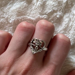 Ring - Söt ring med en älva! Kan även skickas med frimärke 18 kr. Säljer massor av smycken, samfraktar gärna