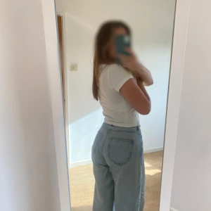 Ljusa jeans med hög midja - Säljer ett par ljusa jeans med medelhög midja. De har en baggie passform och är perfekta för en avslappnad stil. Jeansen har knappar istället för dragkedja. Slitna nertill (jag är ca163 och de lite för långa men funkar med skor på) Storlek 27. Kan inte hitta mer info, men skulle säga 36 