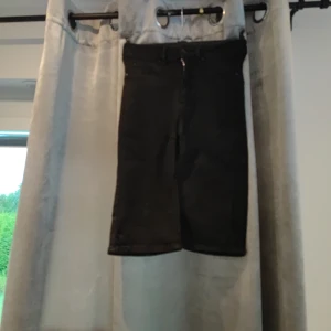 Molly svart korta jeans, storlek 34 - Snygga svarta korta jeans med hög midja