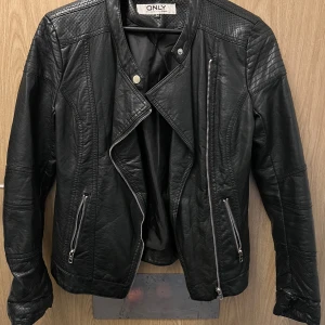 Biker jacket - Biker jacket i mycket bra skicka, sparsamt använd.  Detaljer på axlar och armar, fickor framtill