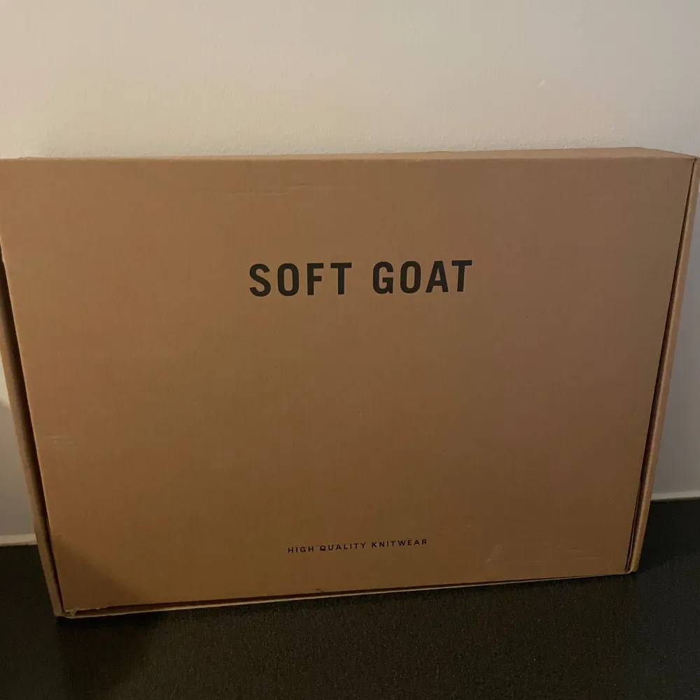 Skönaste tröjan 100% kashmire från softgoat nypris ligger på 3700kr! Riktigt schysst skick 9,5/10! Pris kan såklart diskuteraras orginal box.. Hoodies.