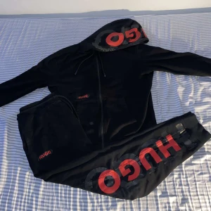 Hugo tracksuit. - Väldigt bra kvalite!. Fräsch. Tröjan SMALL.  Byxorna MEDIUM.