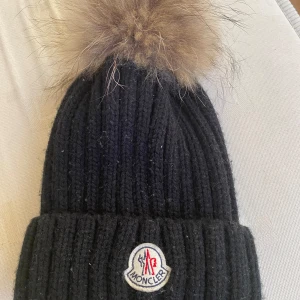 Moncler mössa - Säljer då den ej kommer till användning,vet ej om den e äkta men köpt för 1200