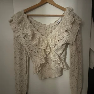 Zara blus med volanger!💗 - Säljer denna jätte gulliga stickade tröjan med volanger från Zara! Den är använd fåtal gånger så i jättefint skick, inga defekter eller hål någonstans, Storlek M. Nypris är  400 tror jag! Hör av er om ni har frågor💗