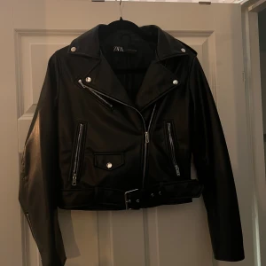 Skinnjacka zara (pu bikerjacket) - Säljer nu min helt nya zara skinnjacka (pu bikerjacket) som tyvärr inte kommit till användning. Helt ny därav inga defekter. Är i storlek M men passar även S. Jag är s/m. Nypris 599kr mitt pris 200kr, pris kan diskuteras vid snabb affär☺️