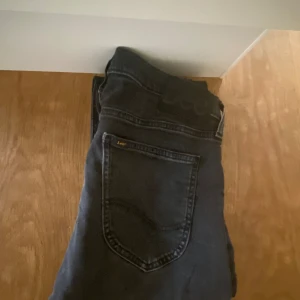LEE jeans - Säljer min sons välvårdade jeans från LEE. Inga defekter. 