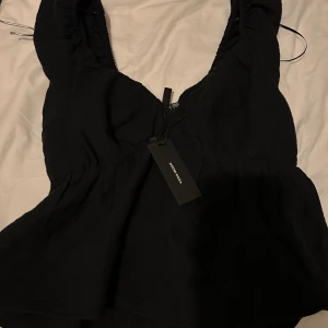 Svart topp  - Oanvänd svart v-ringad topp ifrån vero Moda Storlek S