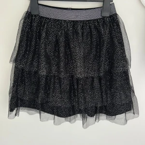 Glittrig kjol med volanger - Glittrig volang kjol, mini kjol