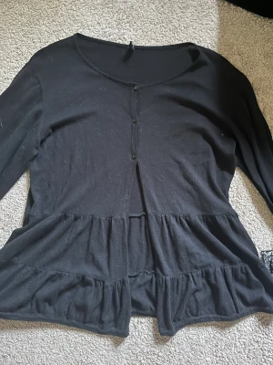 Kofta  - En kofta perfekt nu till hösten mysig med volanger, använd 1 gång. 