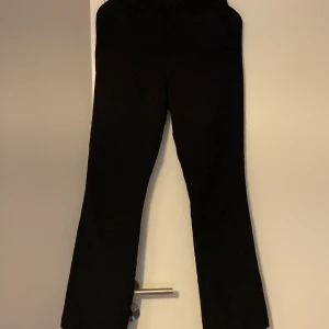 Kostymbyxor  - Kostymbyxor köpta på Bikbok i storlek 36! Mycket bra skick  Pris går att diskutera 💓