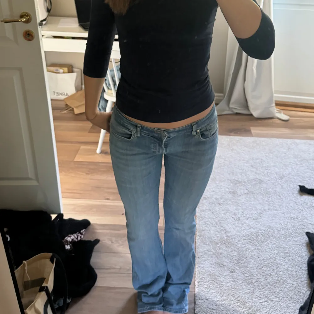 Lågmidjade jeans från Ltb, bra skick förutom lite slitna längst ner, midja tvärs över är 38cm och innerbenslängden 83cm, . Jeans & Byxor.