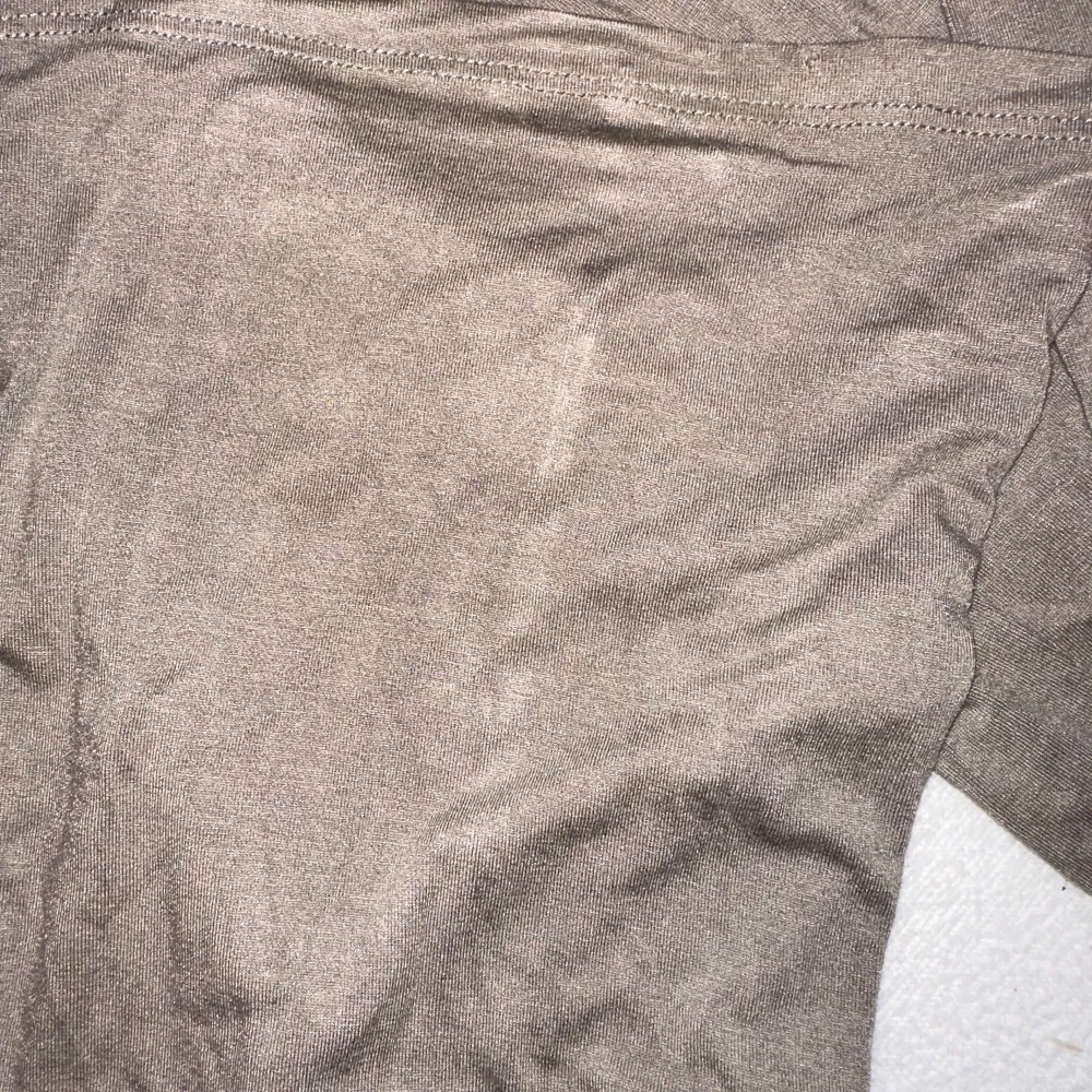 fina jättemjuka yoga liknande byxor från lager 157. nypris 200kr. de är nedvikbara. kan inte förklara färgen, det är mellan beige grön och grå. de är lite smutsiga på botten men det kanske gör att tvätta bort 🤷♀️. Farkut & Housut.