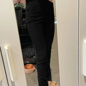 Byxor - Bra skick men har släppt lite i sömnen vid dragkedjan 