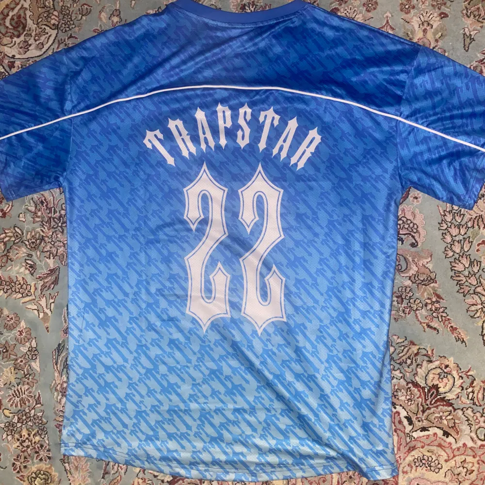 Säljer Trapstar Jersey, storlek M vuxen, skick 10/10 . T-shirts.