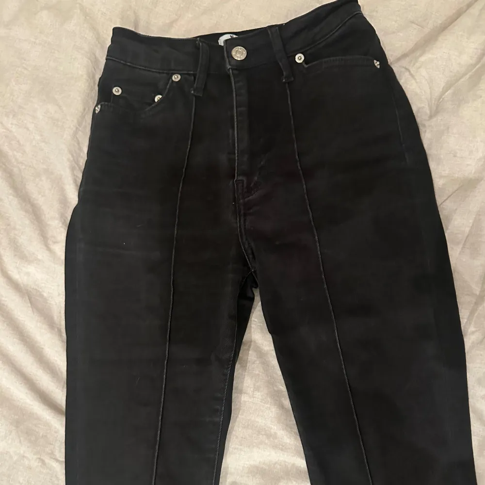 Svarta högmidjade jeans med detaljer på framsidan (se sista bilden). De lyfter rumpan väldigt bra, dock lite korta på mig (är 175).   Jag har även likadana fast utan detaljerna på framsidan i storlek 34 om det skulle vara intressant. . Jeans & Byxor.