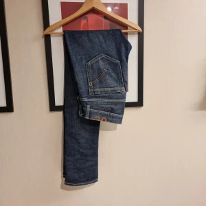 Dondup george - Assnygga dondup george i strl. 30, skick 9/10. Sjukt fet märk tvätt. Innerbenslängden är 83, och ytterbenslängden 104. Vid frågor eller fler bilder är det bara att skriva//Kba_Closet 