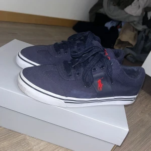 Polo Ralph Lauren - Polo Ralph Laurent skor väldigt fint skick säljer då dem inte kommer till användning längre 42 eller 43 ish. Som sagt väldigt fint skick. Pris går att justera vid snabbare affär. Hör av dig om du är intresserad. Mvh