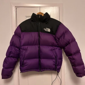 The North Face puffer jacka - Säljer min jacka ja köpt på Plick. Perfekt för dig som vill ha en fet och varm jacka nu i vinter. Använd endast en vinter och tidigare köpt helt oanvänd. 8/10 skick💯är 174 och sitter perfekt🙏💯