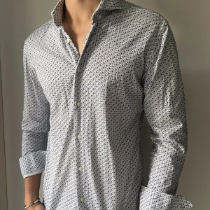 Skjorta  - Skön skjorta för bra pris. Modellen är cirka 180cm. 